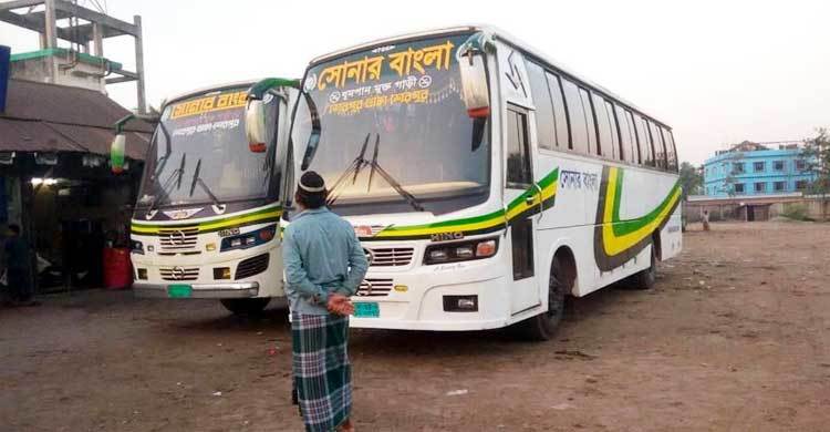 টার্মিনালে দুই বাসের চাপায় গৃহবধূ নিহত