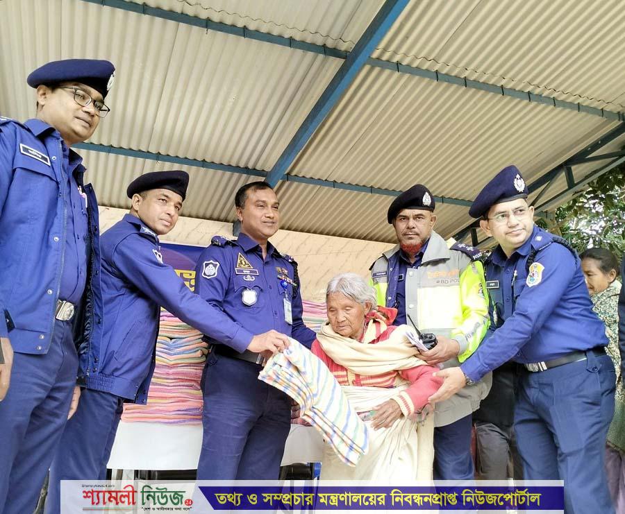 টুরিস্ট পুলিশ ময়মনসিংহের আয়োজনে ঝিনাইগাতীর পাহাড়ি অঞ্চলে শীতবস্ত্র বিতরণ