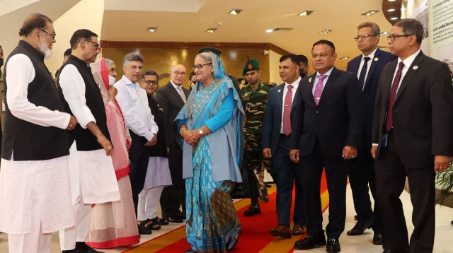 কাতারের পথে প্রধানমন্ত্রী