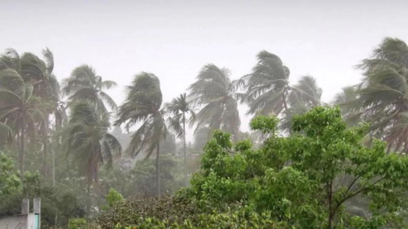 ঘূর্ণিঝড় মোখা : ৩ জেলায় ভারি বৃষ্টি, পাহাড়ি এলাকায় ভূমিধসের শঙ্কা