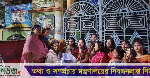 রাতের আঁধারে শহর ঘুরে রিক্সাচালক ও নিম্ন আয়ের মানুষের মাঝে সাবেক এমপি শ্যামলীর ঈদ উপহার বিতরণ