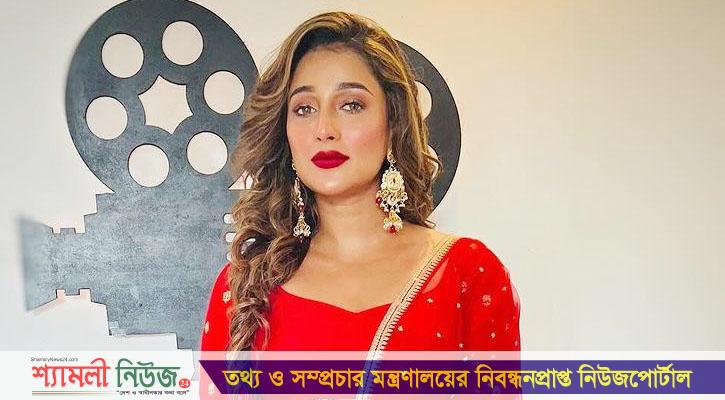 শুটিং শেষ না করে বাংলাদেশ ছাড়ার কারণ জানালেন সায়ন্তিকা