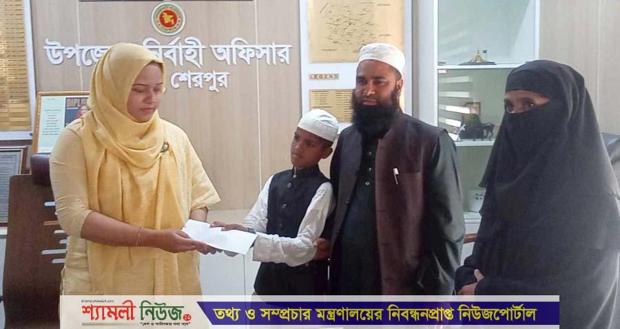 নকলায় শিশু হাফেজ ওয়াছকুরুনীকে উদ্দীপনা পুরষ্কার দিলো ইউএনও