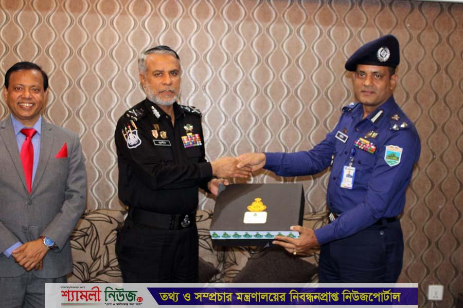 র‍্যাব মহাপরিচালকের সাথে রাজশাহী রেঞ্জ ডিআইজি আনিসুর রহমানের সৌজন্য সাক্ষাৎ