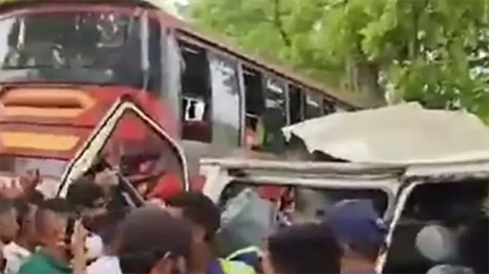 গোপালগঞ্জে বাস-মাইক্রোবাস মুখোমুখি সংঘর্ষ, নিহত ৫