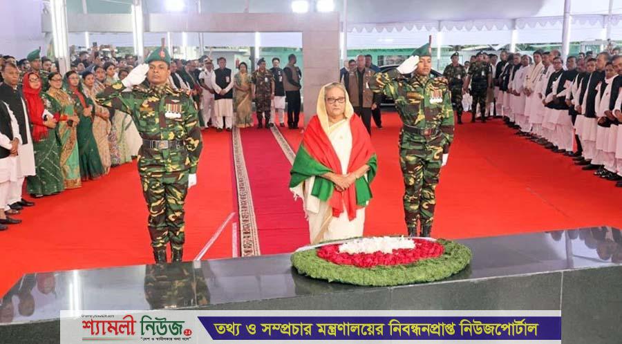 ৭ মার্চ উপলক্ষে বঙ্গবন্ধুর প্রতিকৃতিতে প্রধানমন্ত্রীর শ্রদ্ধা