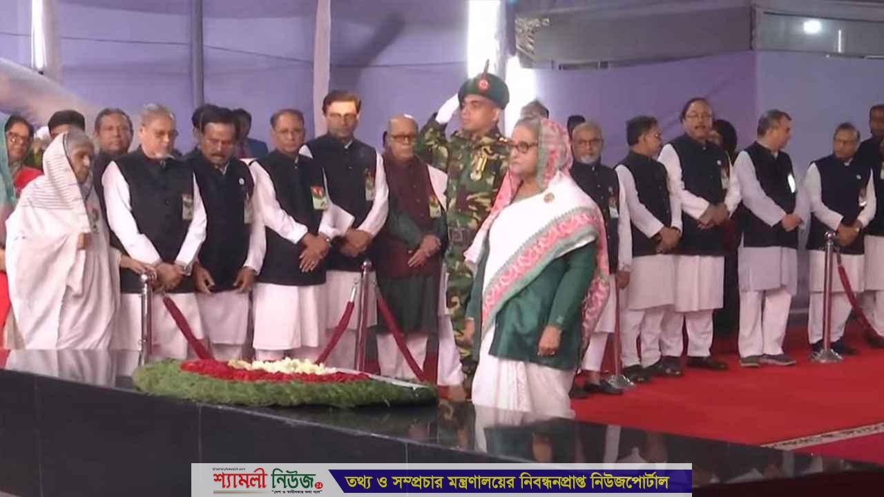 বঙ্গবন্ধুর প্রতিকৃতিতে প্রধানমন্ত্রীর শ্রদ্ধা