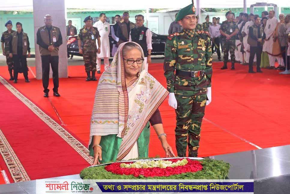 মুজিবনগর দিবসে বঙ্গবন্ধুর প্রতিকৃতিতে প্রধানমন্ত্রীর শ্রদ্ধা