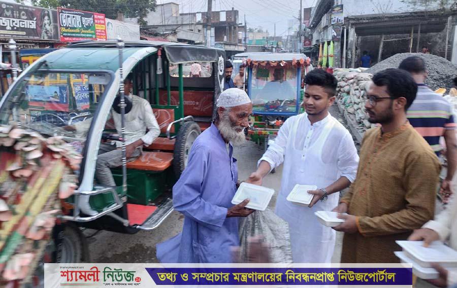 জামালপুরে পথচারীদের মাঝে ছাত্রলীগের ইফতার বিতরণ