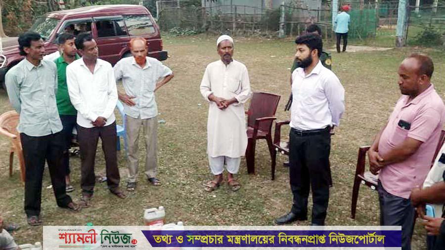 ঝিনাইগাতীতে মশাল জ্বালিয়ে হাতি তাড়াতে ডিজেল তৈল বিতরণ