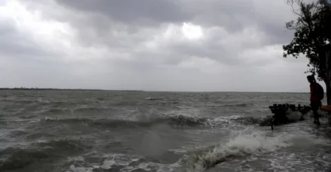 ধেয়ে আসছে ‘রেমাল’