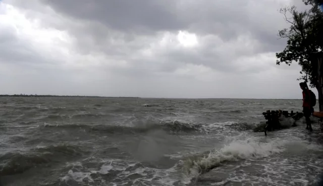 ধেয়ে আসছে ‘রেমাল’