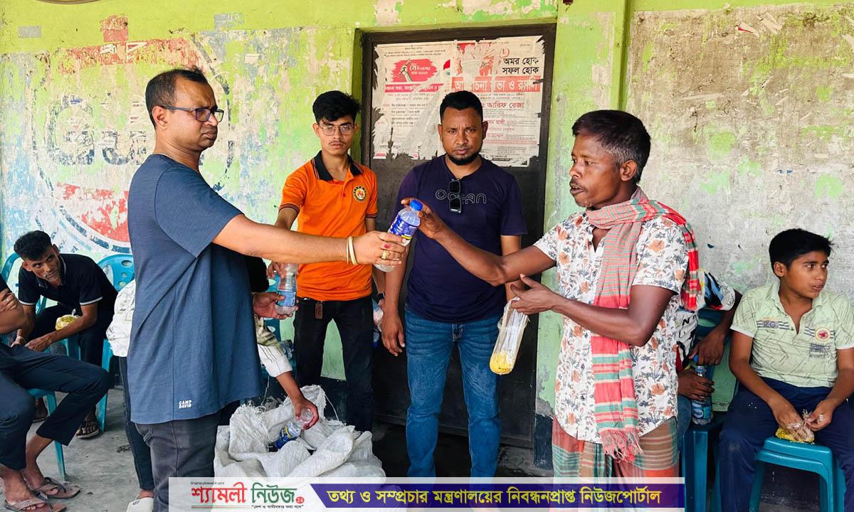 তীব্র গরমে খেটে খাওয়া শ্রমিকদের মাঝে সাবেক এমপি শ্যামলীর বিশুদ্ধ পানি, খাবার ও শরবত বিতরণ
