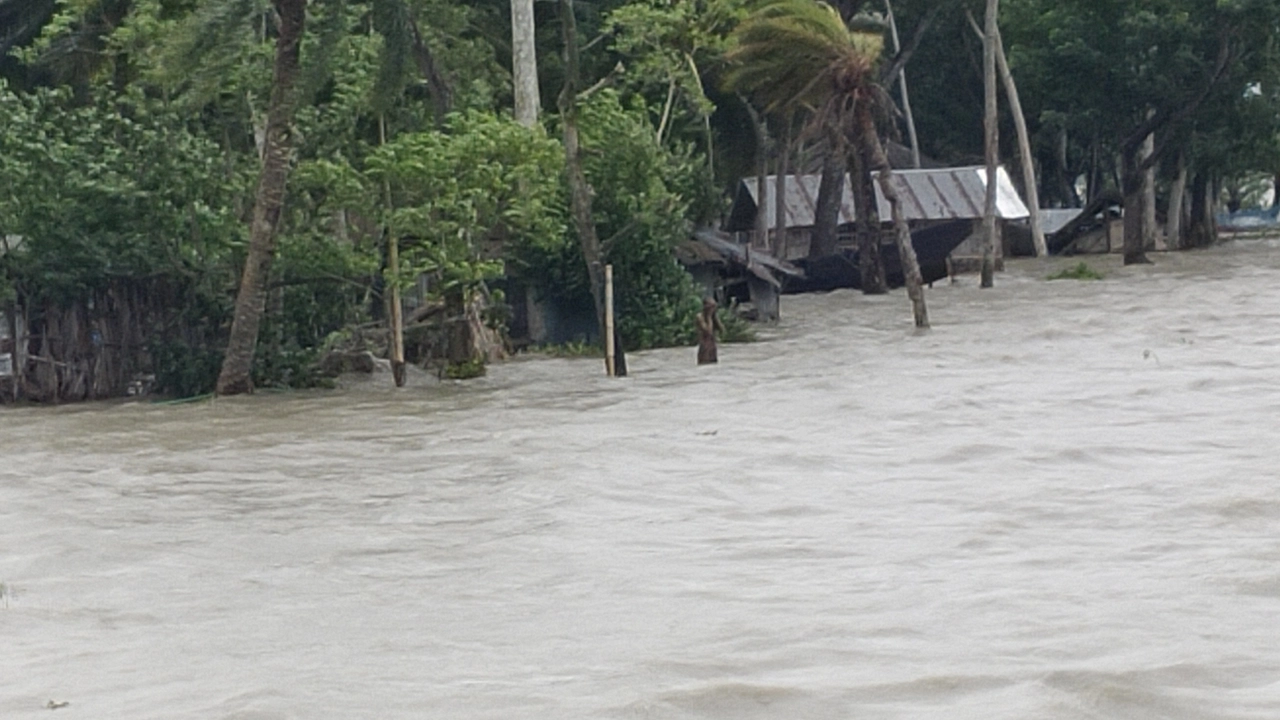 বাগেরহাটে ঘূর্ণিঝড় রিমালের প্রভাবে বহু গ্রাম প্লাবিত