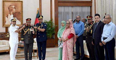 জেনারেল র‌্যাংক ব্যাজ পরানো হলো নবনিযুক্ত সেনাপ্রধানকে