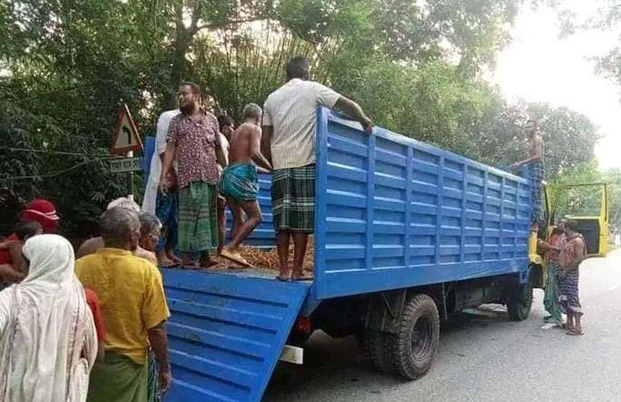 মেলান্দহে জনতার ধাওয়া খেয়ে ট্রাকসহ গরু রেখে পালিয়ে গেল চোর