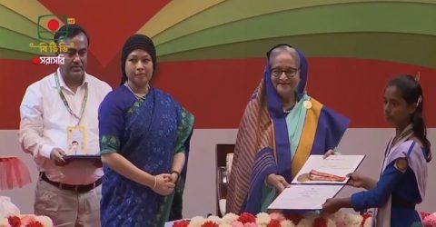 প্রাথমিক শিক্ষা পদক তুলে দিলেন প্রধানমন্ত্রী