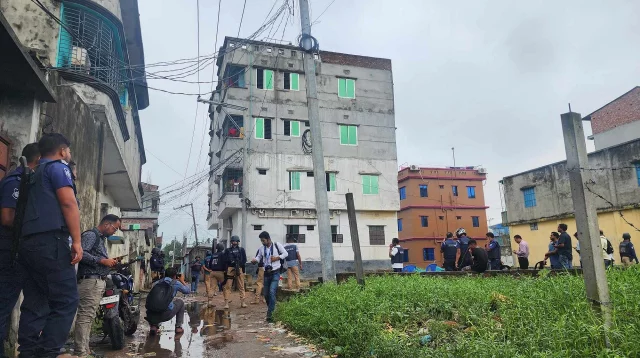 রূপগঞ্জে জঙ্গি আস্তানা সন্দেহে বাড়ি ঘেরাও