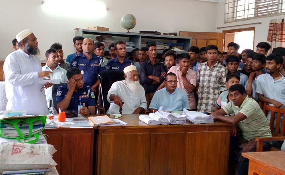 শেরপুরে প্রধান শিক্ষকের অনিয়ম-দুর্নীতির বিরুদ্ধে সড়ক অবরোধ করে শিক্ষার্থীদের বিক্ষোভ