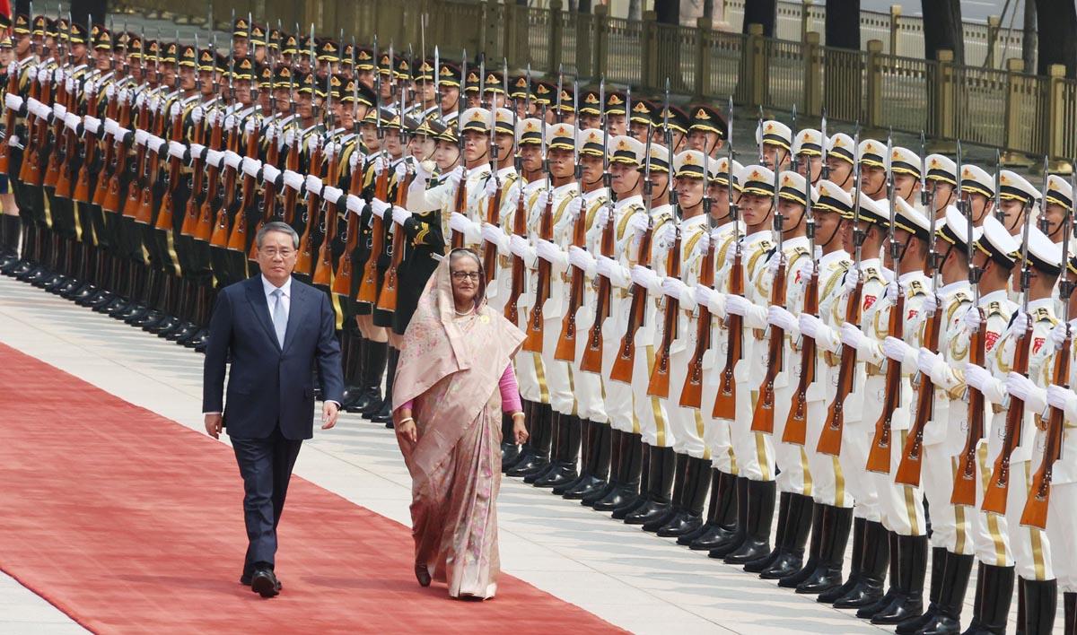 চীনের গ্রেট হলে প্রধানমন্ত্রীকে রাষ্ট্রীয় অভ্যর্থনা