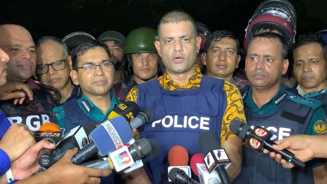 রাজশাহী রেঞ্জ ডিআইজি আনিসুর রহমানের নেতৃত্বে উদ্ধার হলেন অবরুদ্ধ রাবি ভিসি