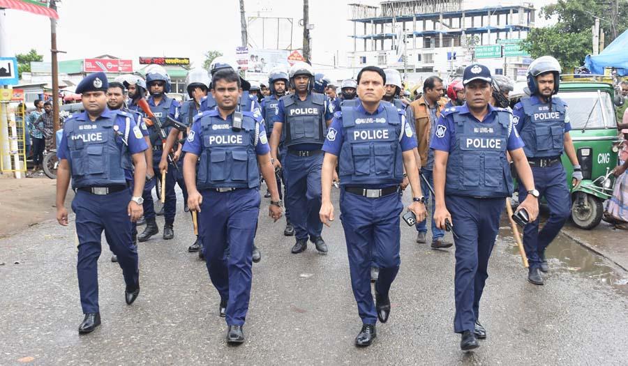 শেরপুরে আইনশৃঙ্খলা ও নিরাপত্তা নিশ্চিত করতে জেলা পুলিশের টহল