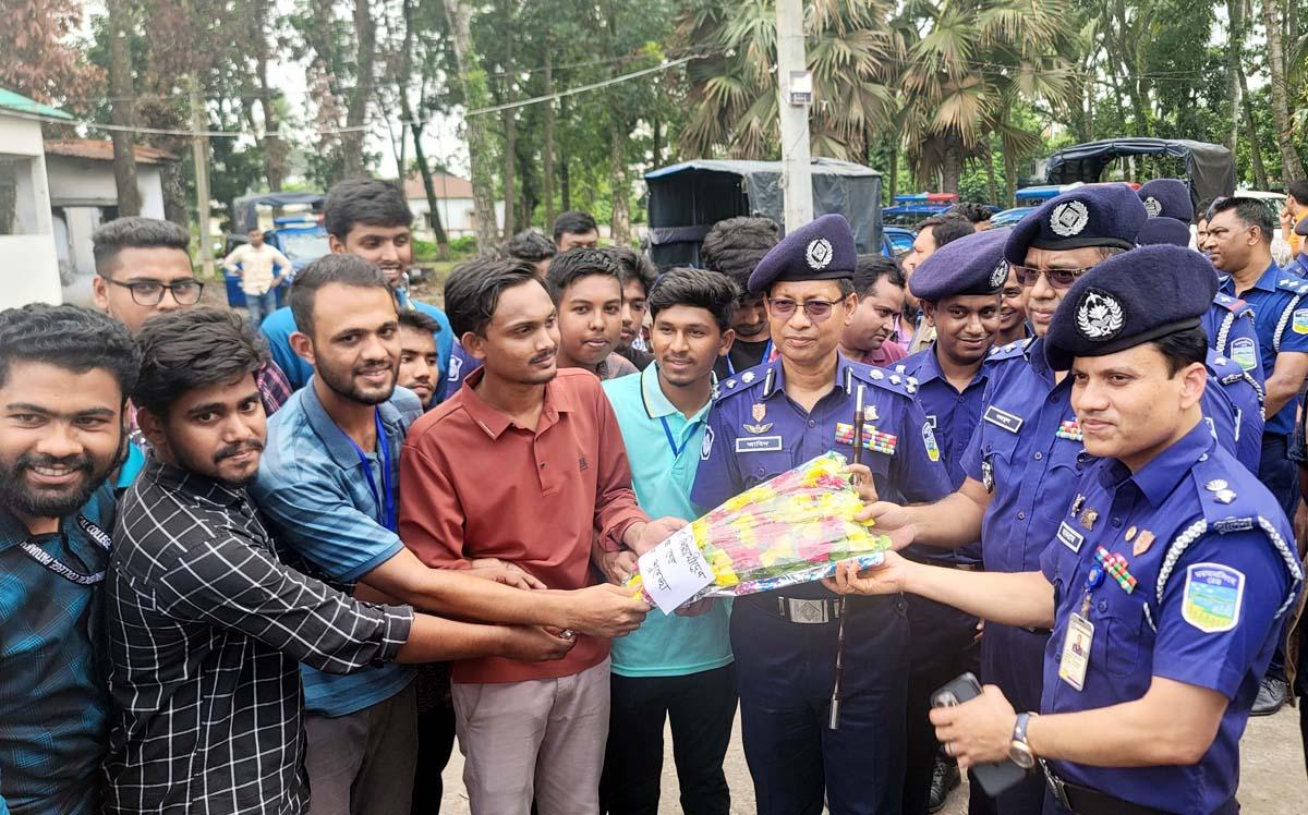 শেরপুরে ময়মনসিংহ রেঞ্জ ডিআইজিকে শিক্ষার্থীদের ফুলেল শুভেচ্ছা