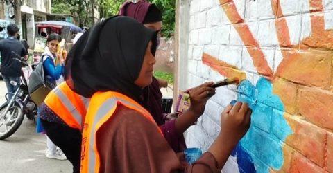 শ্রীবরদীতে শিক্ষার্থীদের রং তুলির ছোঁয়ায় রঙিন হচ্ছে দেয়াল