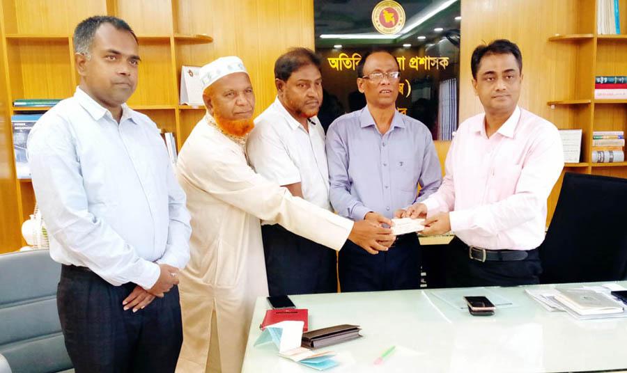 শেরপুরে বন্যার্তদের জন্য রোভার স্কাউট থেকে প্রধান উপদেষ্টার ত্রাণ তহবিলে অনুদানের চেক হস্তান্তর