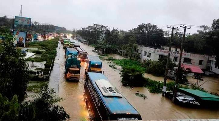 পানিতে তলিয়ে গেছে ঢাকা-চট্টগ্রাম মহাসড়ক, ভোগান্তিতে মানুষ