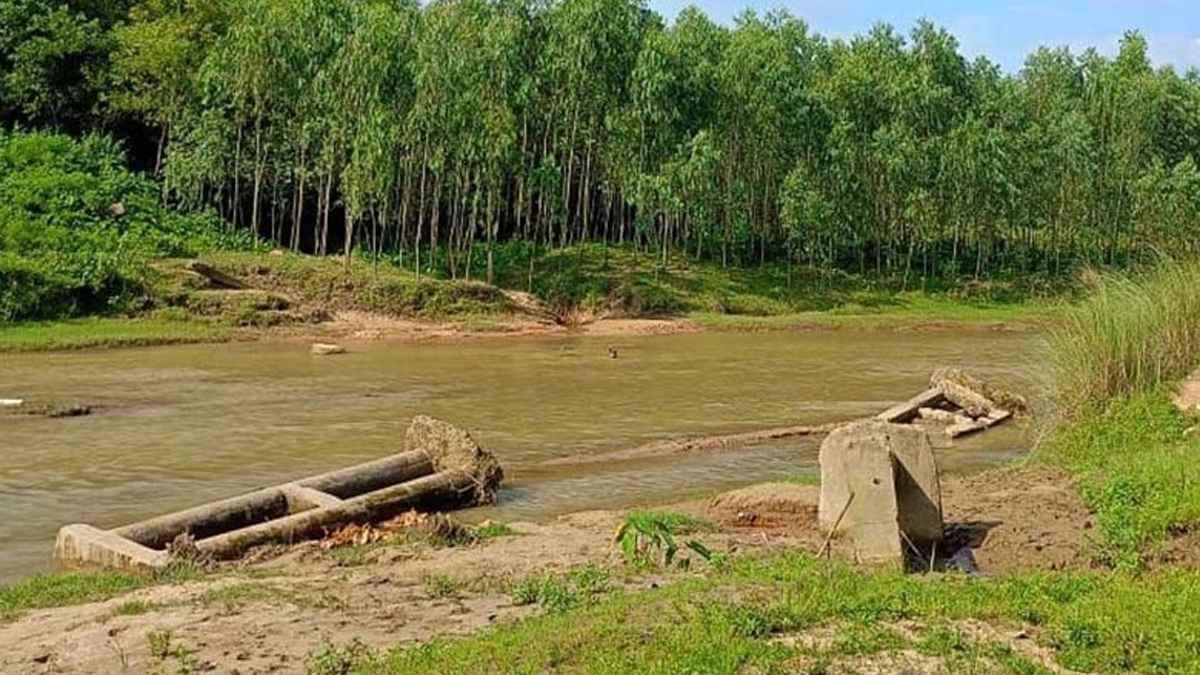 নালিতাবাড়ীতে চেল্লাখালী নদীর মিনি স্টীল ব্রিজ ভেঙে চলাচলে দুর্ভোগ