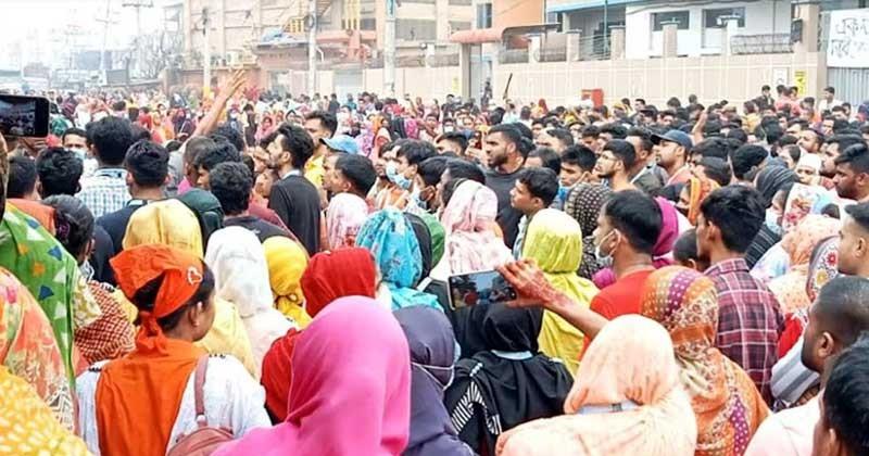 বকেয়া বেতনের দাবিতে সাভারে মহাসড়ক অবরোধ