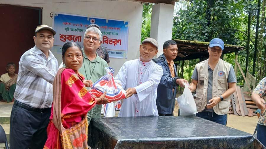 ঝিনাইগাতীতে কারিতাসের আয়োজনে বন্যার্তদের মাঝে ত্রাণ সামগ্রী বিতরণ