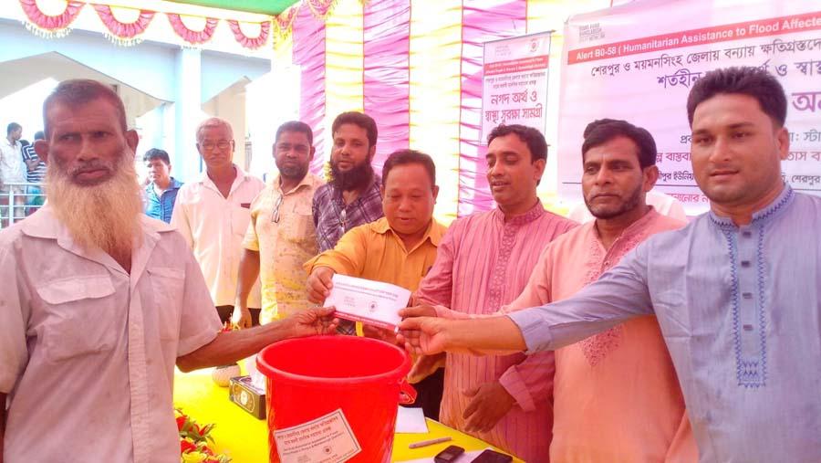 ঝিনাইগাতীতে বন্যায় ক্ষতিগ্রস্তদের মাঝে নগদ অর্থ ও স্বাস্থ্য সুরক্ষা সামগ্রী বিতরণ