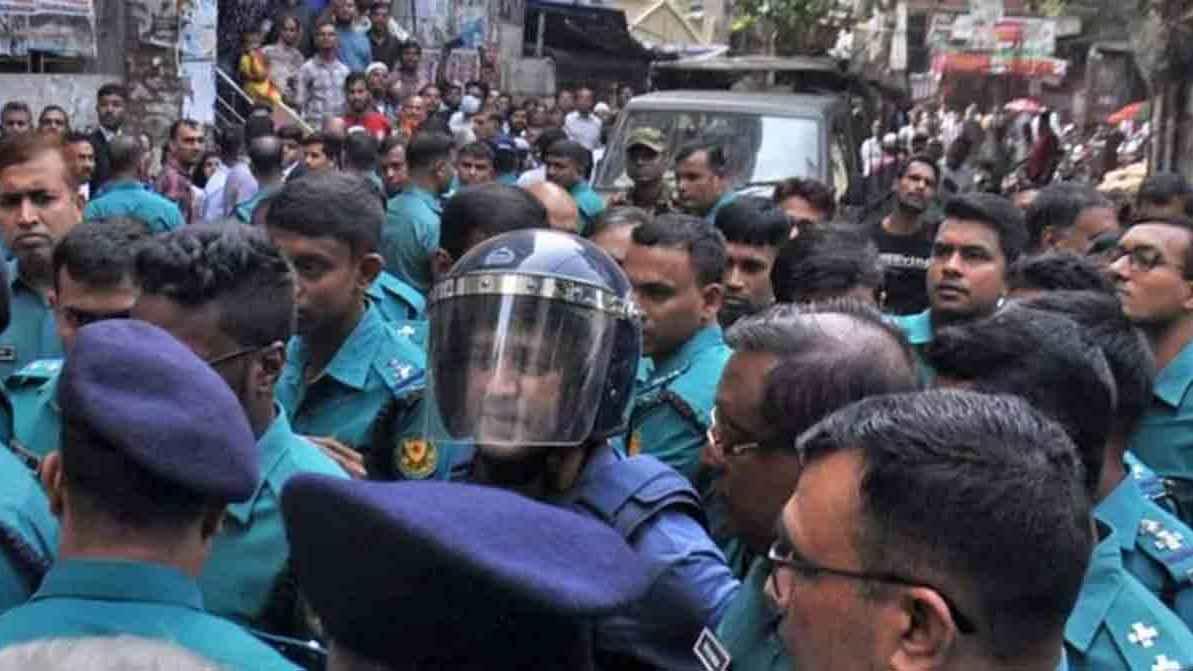 রিমান্ড শেষে কারাগারে ব্যারিস্টার সুমন