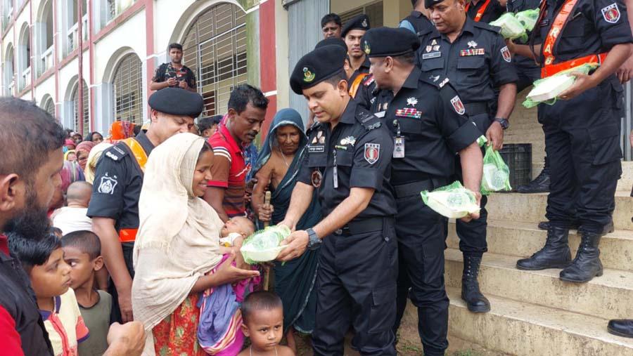 শেরপুরে বন্যার্তদের মাঝে র‌্যাব-১৪’র উদ্যোগে খাবার বিতরণ