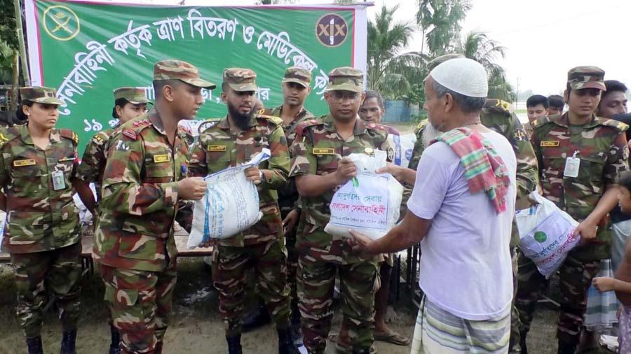 শেরপুরে বন্যার্তদের মাঝে সেনাবাহিনীর ত্রাণ ও শিশুখাদ্য বিতরণ