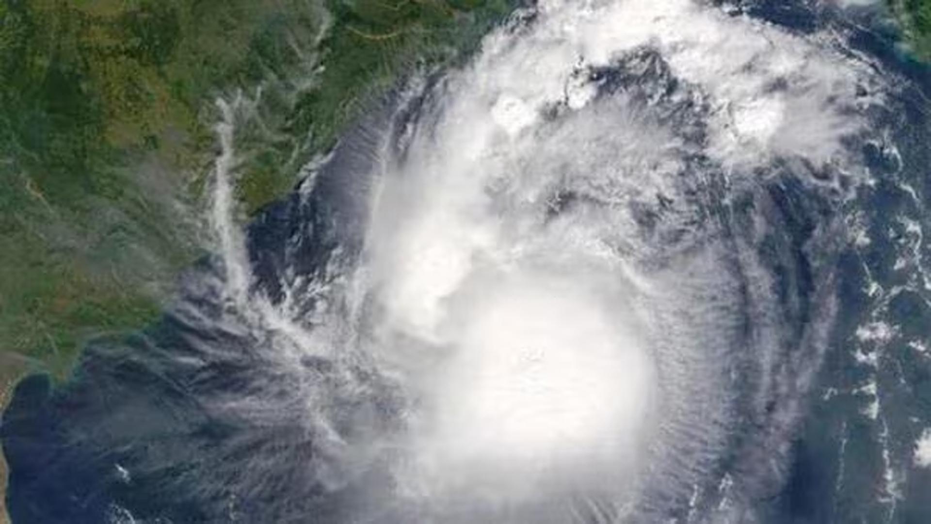 বৃহস্পতিবার সকালে প্রবল ঘূর্ণিঝড়ে রূপ নেবে দানা