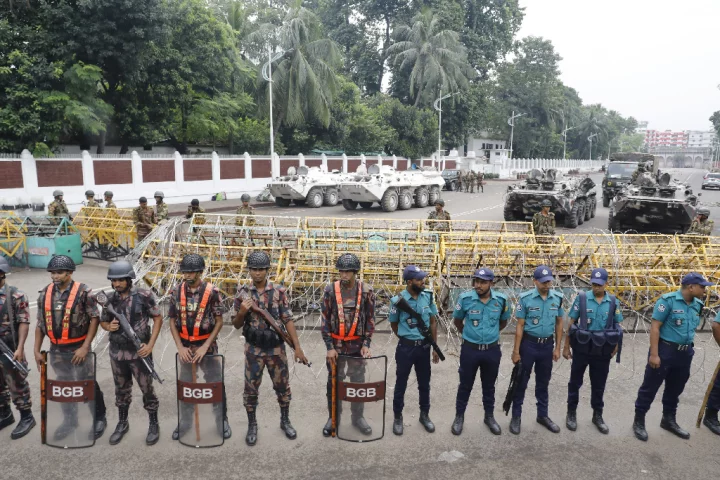 বঙ্গভবনের সামনে উৎসুক জনতা, কড়া নিরাপত্তায় আইনশৃঙ্খলা বাহিনী