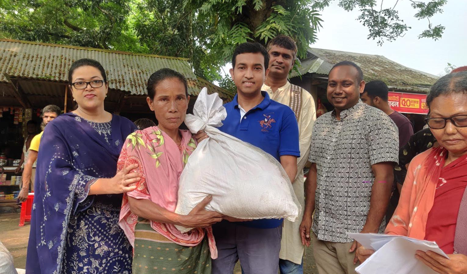 শেরপুরে বন্যার্তদের পাশে ৩০তম বিসিএস প্রশাসন ক্যাডার সদস্যরা