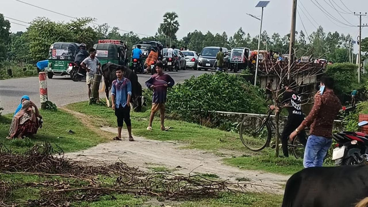 শেরপুরের বন্যাদুর্গত এলাকা যেন ‘পিকনিক স্পট’
