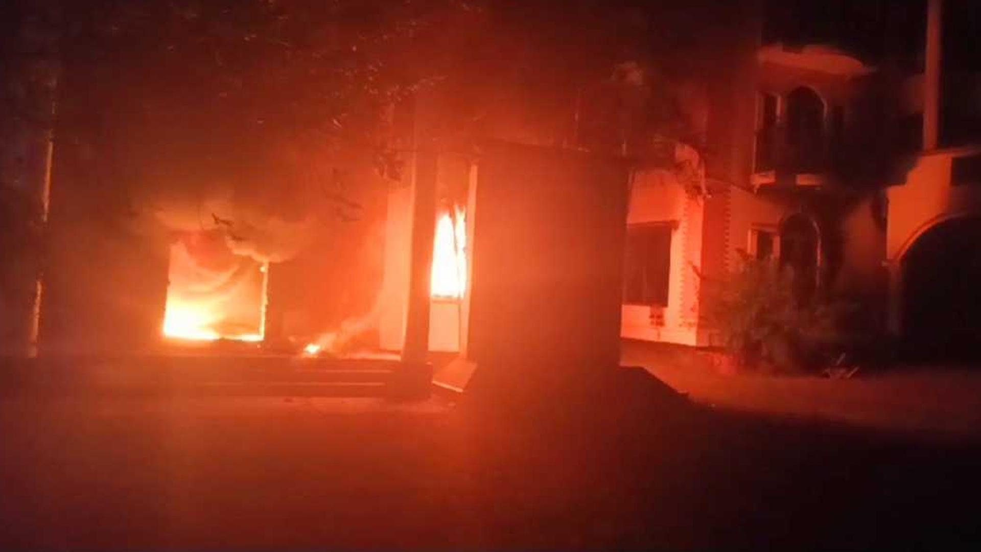 আ.লীগের প্রেসিডিয়াম সদস্য মায়া চৌধুরীর বাড়িতে আগুন