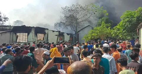 ফের শ্রমিকদের সড়ক অবরোধ, সংঘর্ষ-আগুনে রণক্ষেত্র গাজীপুর