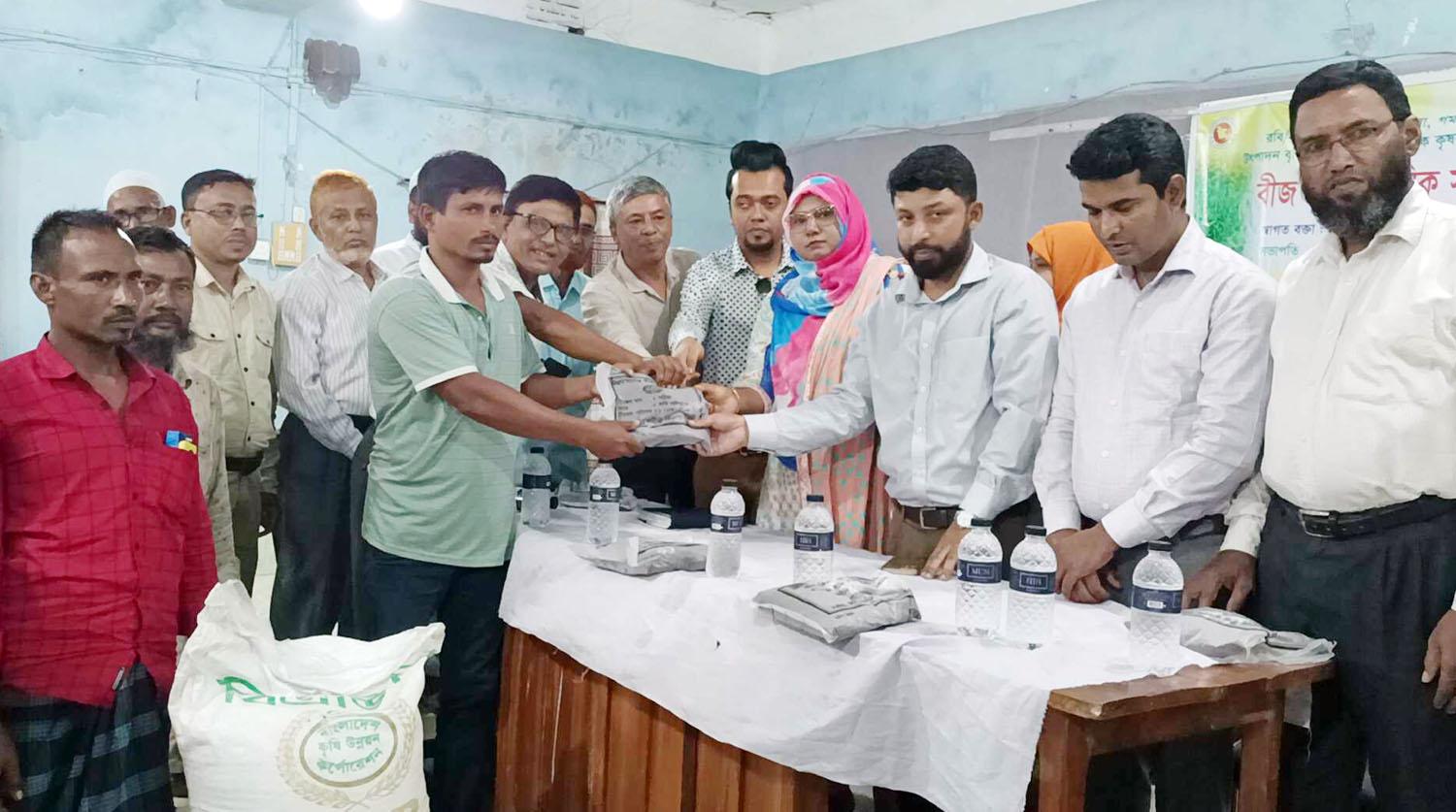 শেরপুরে কৃষকদের মাঝে বিনামূল্যে বীজ ও রাসায়নিক সার বিতরণ