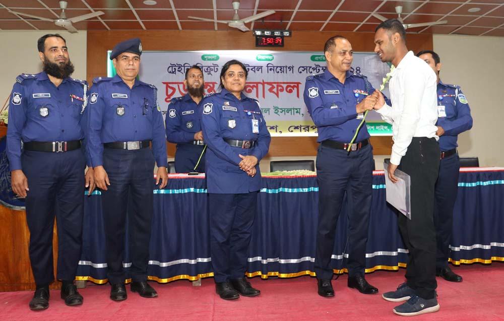 শেরপুরে ১২০ টাকায় পুলিশে চাকরি পেলেন ৩৯ জন