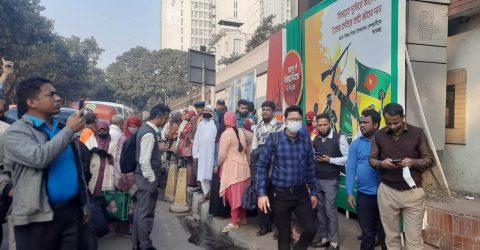 সচিবালয়ে প্রবেশ বন্ধ, গেটে কর্মকর্তা-কর্মচারীদের ভিড়