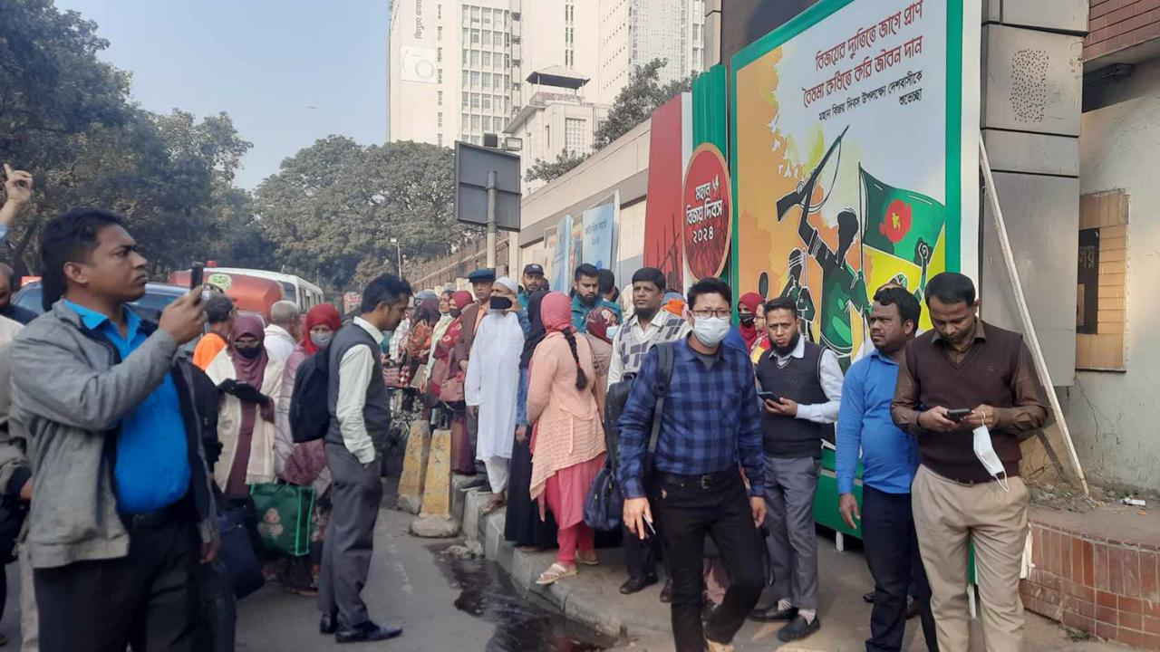 সচিবালয়ে প্রবেশ বন্ধ, গেটে কর্মকর্তা-কর্মচারীদের ভিড়