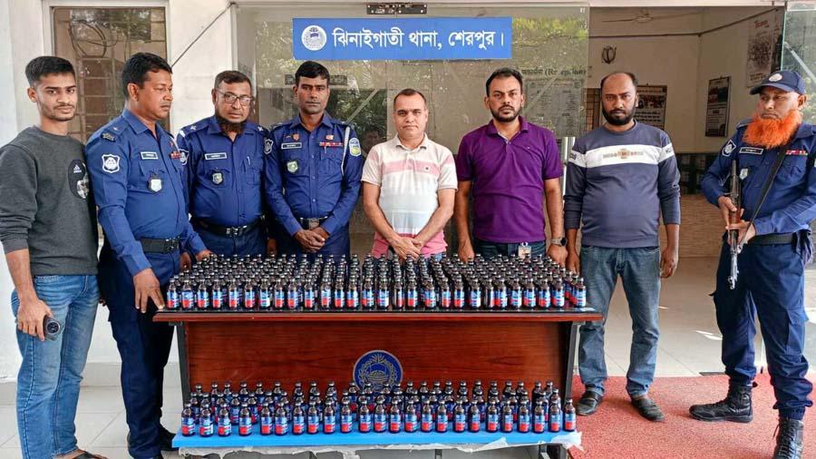 ঝিনাইগাতীতে ৩০০ বোতল ফেন্সিডিলসহ মাদক কারবারি গ্রেফতার