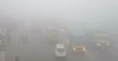 ঘন কুয়াশায় আচ্ছন্ন রাজধানী, হেডলাইট জ্বালিয়ে চলছে গাড়ি