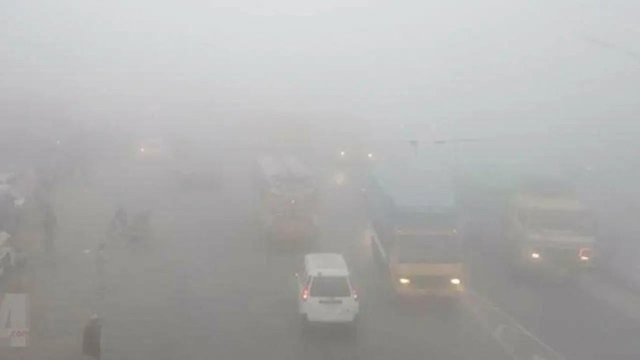 ঘন কুয়াশায় আচ্ছন্ন রাজধানী, হেডলাইট জ্বালিয়ে চলছে গাড়ি
